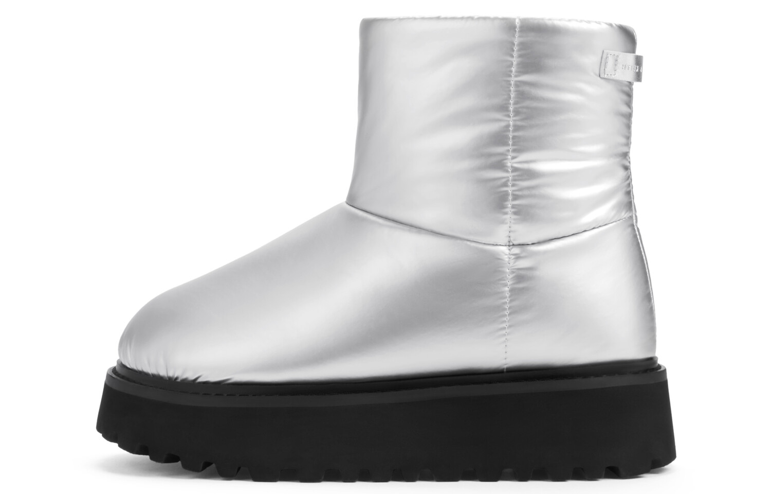 

Зимние ботинки женские серебристые Charles&Keith