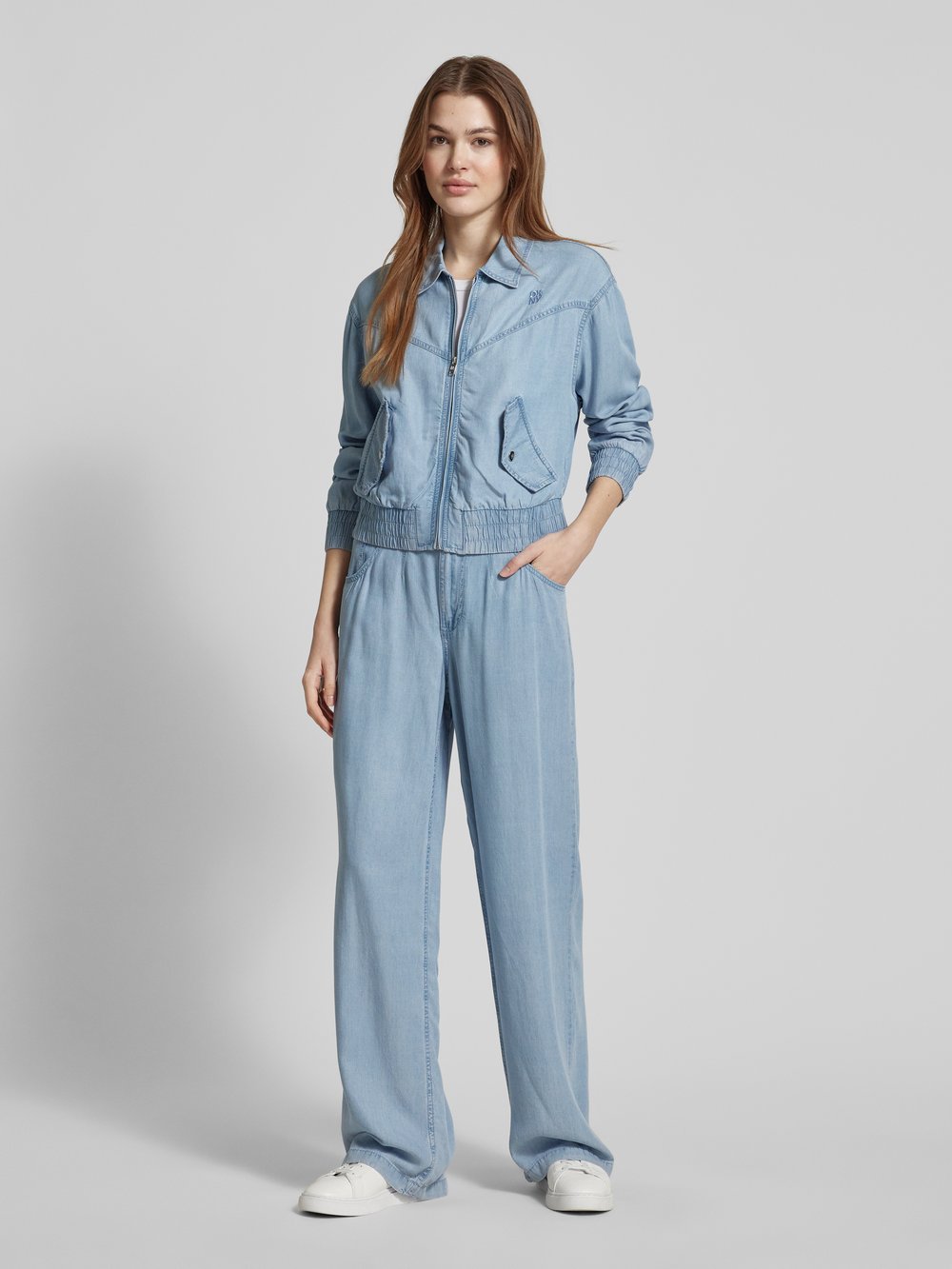 

Куртка-бомбер в джинсовом стиле DKNY