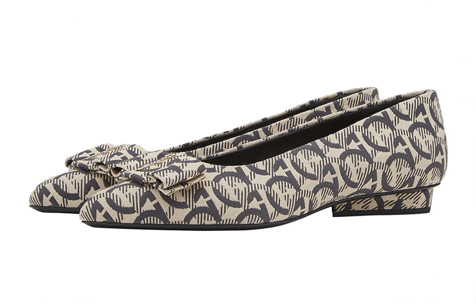 Туфли женские Ferragamo Viva, бежевый / черный — фото 2
