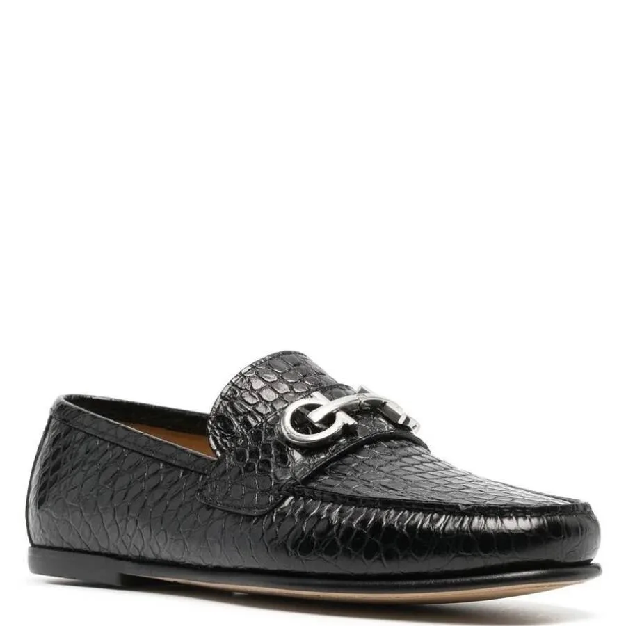 Лоферы Ferragamo с отделкой под крокодила и украшением Gancini, черный — фото 2