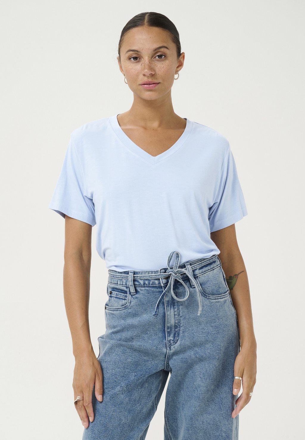 

Базовая футболка V-NECK Kaffe, светло-голубой