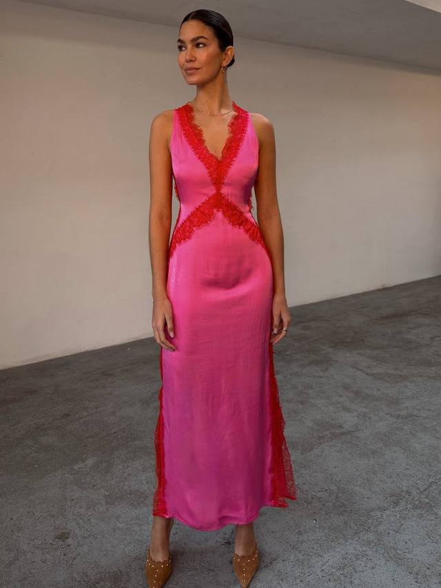 

Платье макси с контрастными кружевными вставками Never Fully Dressed, Pink/Red