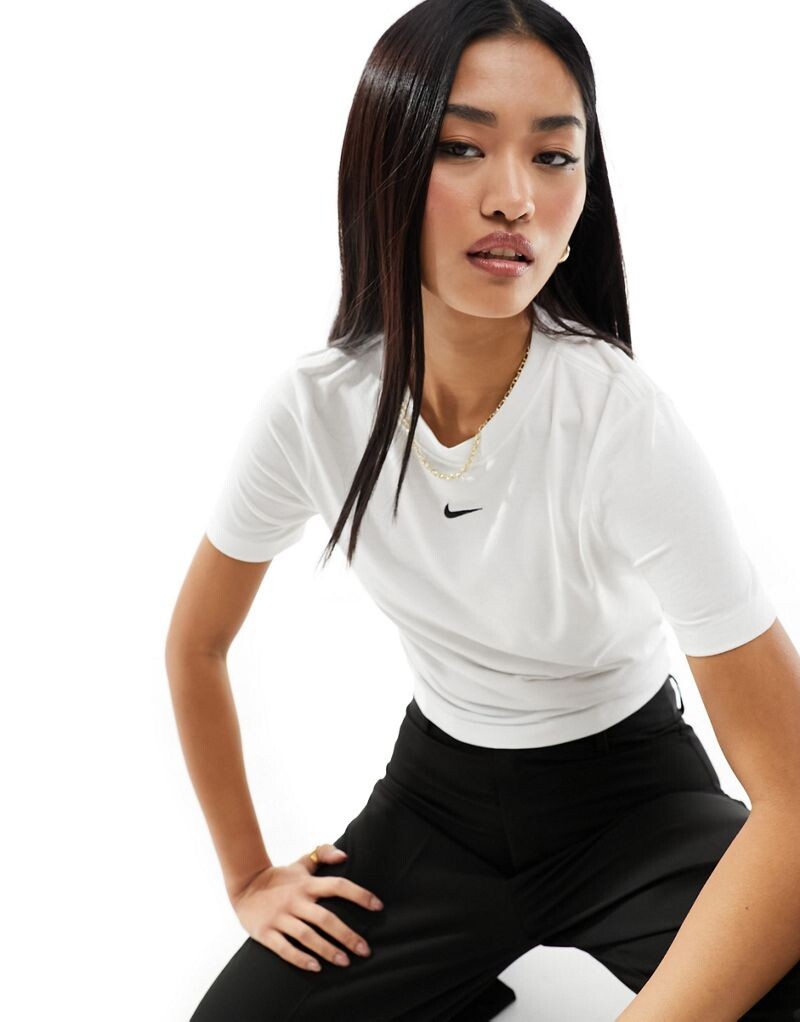 

Белая узкая укороченная футболка Nike Essential