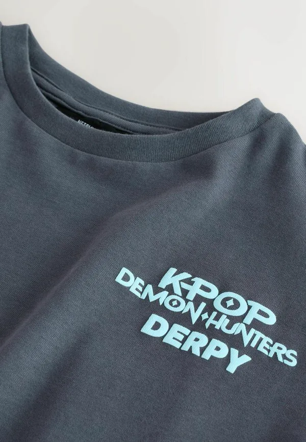 Футболка стандартного кроя с принтом охотников на демонов в стиле k-pop. Next, Grey — фото 4
