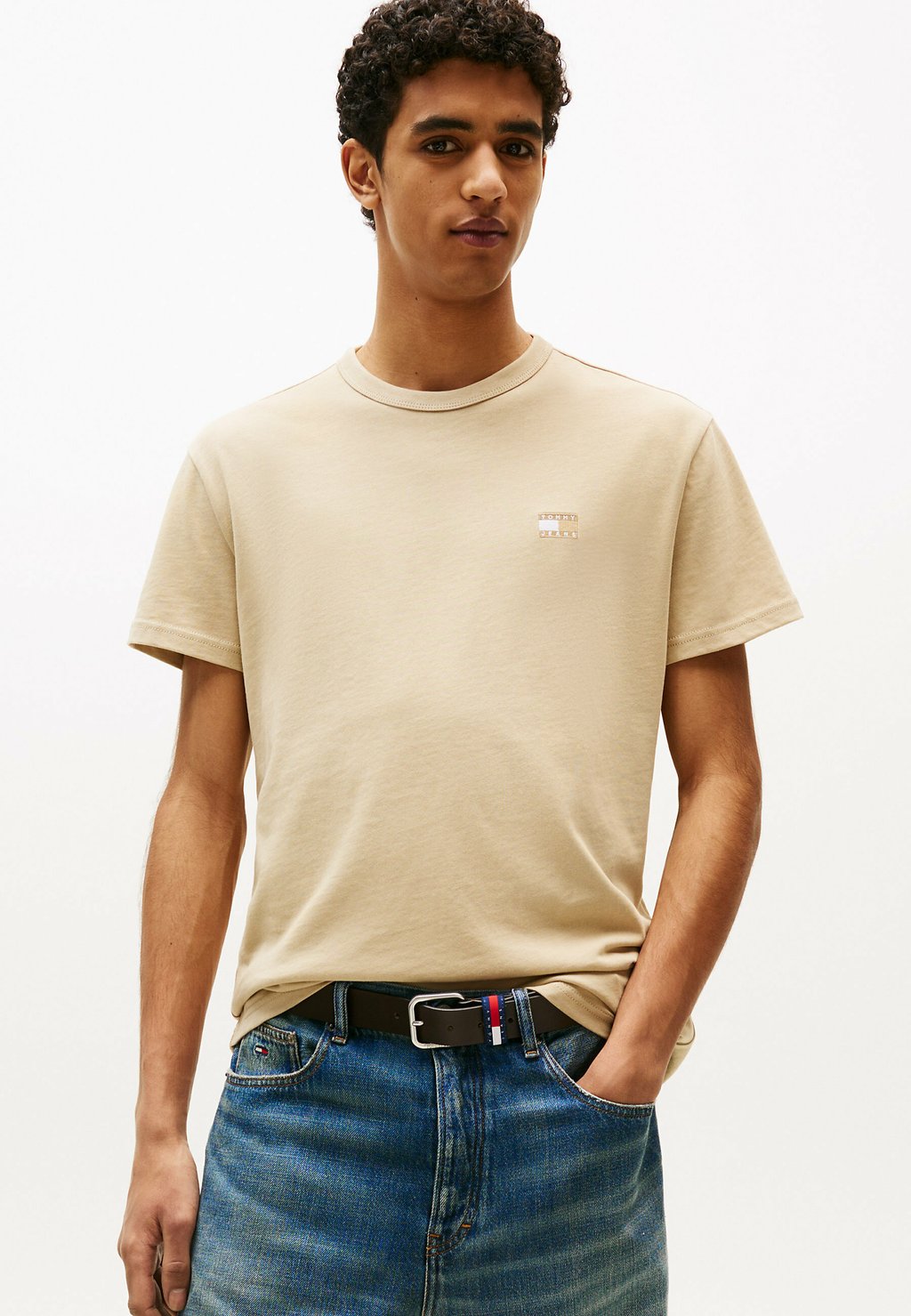 

Базовая футболка BADGE TEE Tommy Jeans, бежевый
