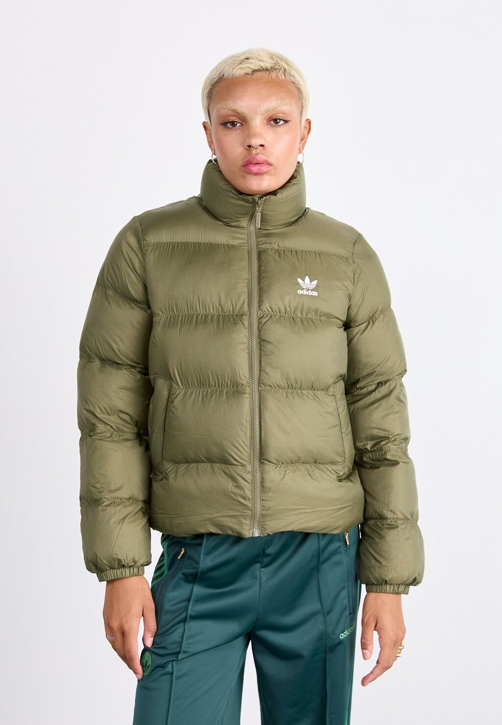 

Зимняя куртка SHORT PUFFER adidas, хаки