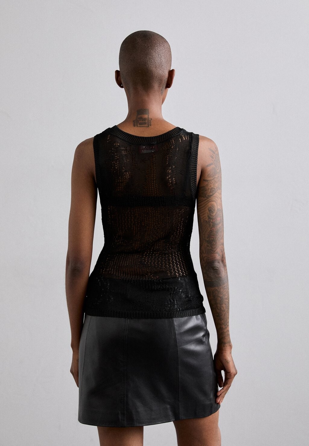 

Топ FRACTURED SLEEVELESS 032c, черный