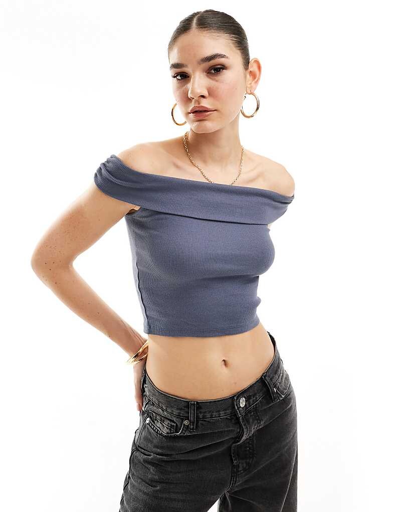 

Тёмно-синий топ Pull&Bear – с вырезом «Кармен»