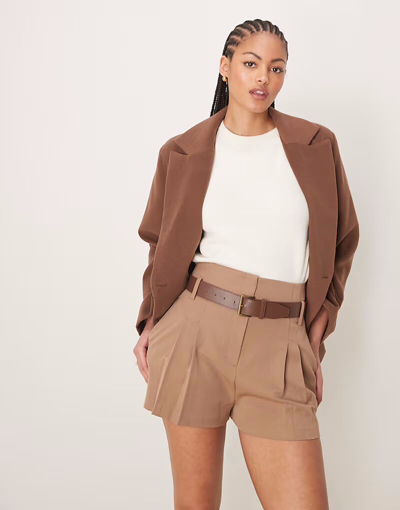 

ASOS DESIGN Высокие приталенные шорты с высокой талией и поясом из полиуретана шоколадного цвета