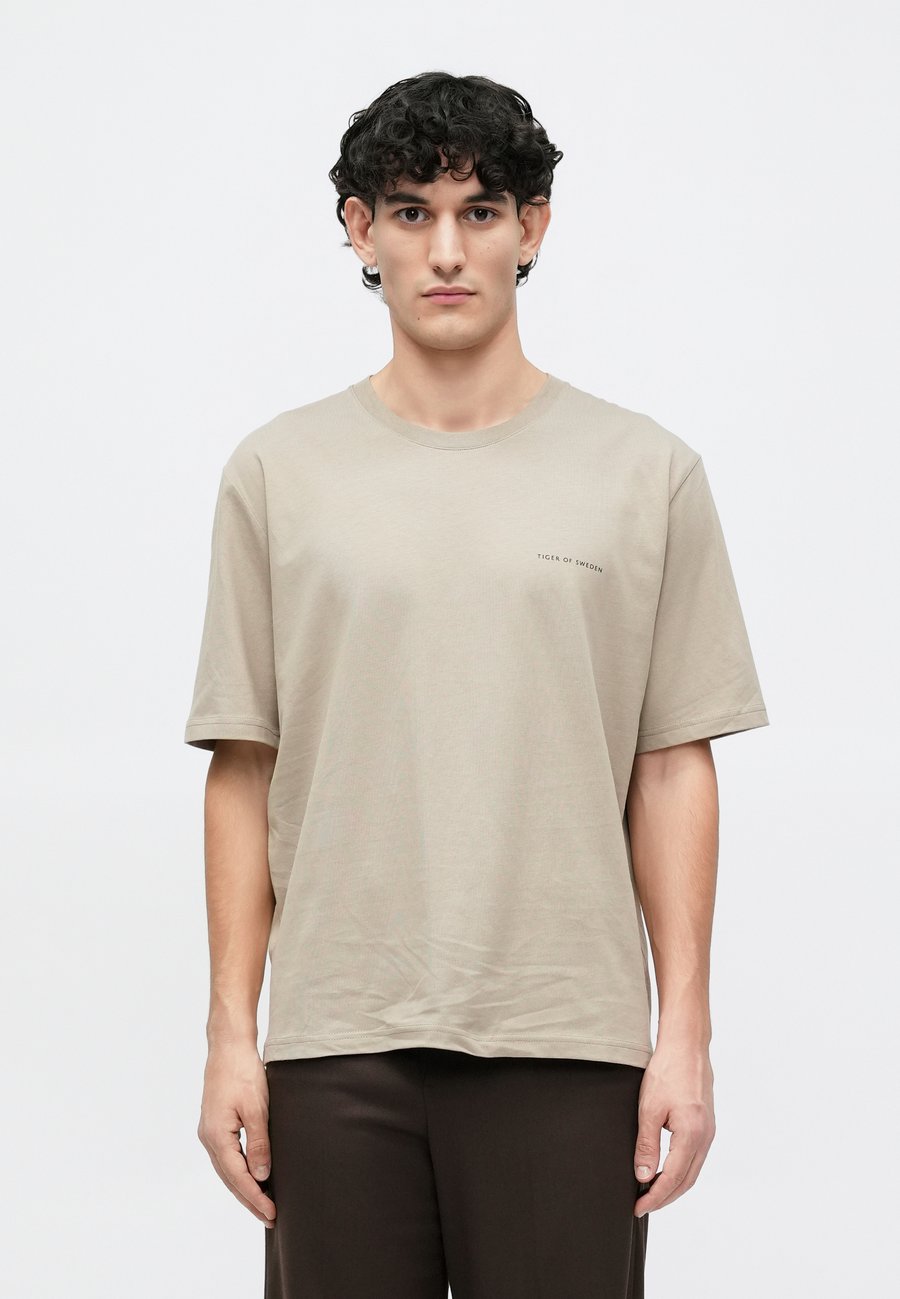 

Футболка Tiger of Sweden Basic T-shirt, Dirt Tape/Taupe, Коричневый, Футболка Tiger of Sweden Basic T-shirt, Dirt Tape/Taupe