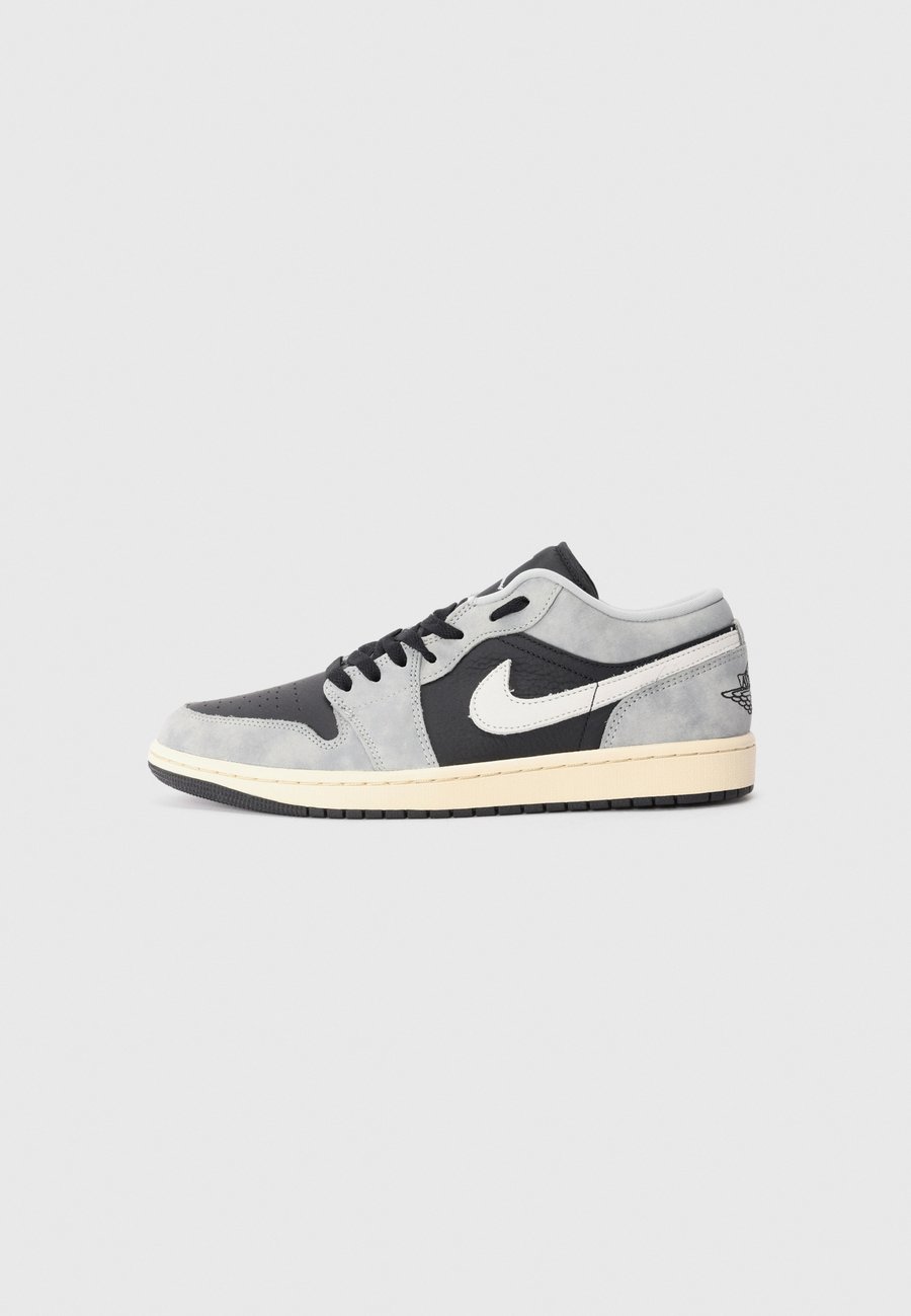 

Кроссовки Jordan AIR JORDAN 1 SE, Smoke Grey/Black/Sail/Muslin/Grey