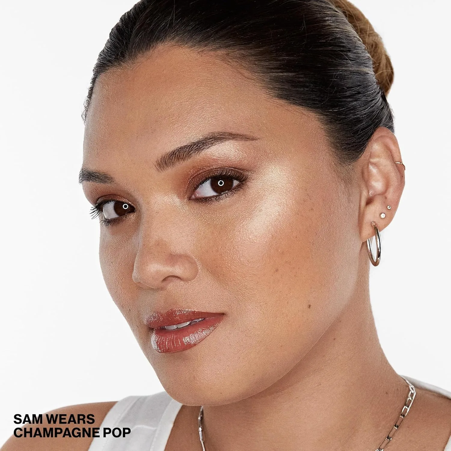 Прессованный хайлайтер Smashbox X BECCA Shimmering Skin Perfector | Кремовая формула, которая тает на коже, создавая естественное, сияющее и усиливающее свечение сияние., 03 - Champagne Pop (Soft Gold with Pearl) — фото 4