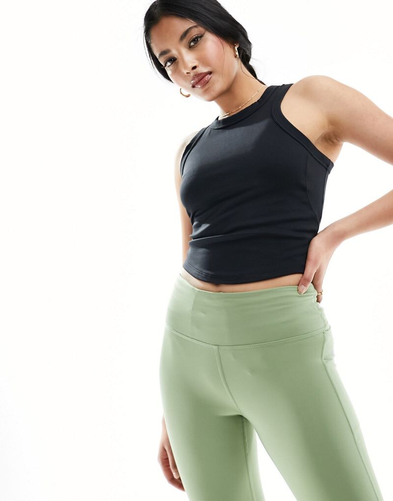 

Черная облегающая майка Nike One Dri-Fit Nike