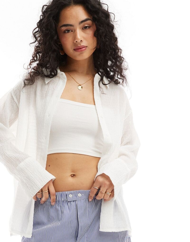 

Bershka – белая рубашка оверсайз с рюшами