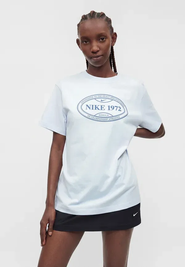 Футболка Nike Sportswear Boxy Tee Print T-Shirt, футбольный серый/размытый синий — фото 4