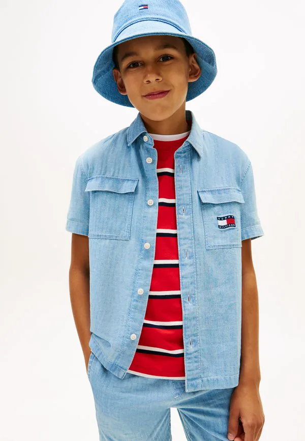 Рубашка из денима с коротким рукавом и волнистым флагом. Tommy Hilfiger, Denim Medium