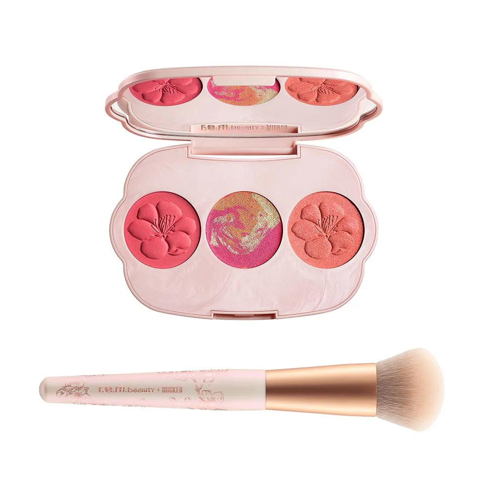 r.e.m. beauty Wicked: For Good | Палетка румян Cherry Blossom и кисть | Теплый коралловый кремовый румянец, 3 оттенка + мягкая пушистая кисть | Набор для макияжа Rem Beauty, pink