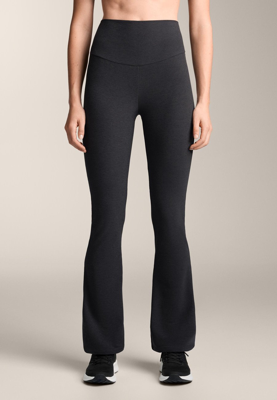 

Брюки OYSHO COMFORTLUX HIGH-RISE FLARE, Dark Grey