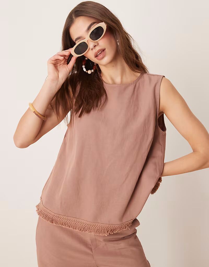 

Топ из льняной смеси с кисточками по низу, цвет мокко Asos Design