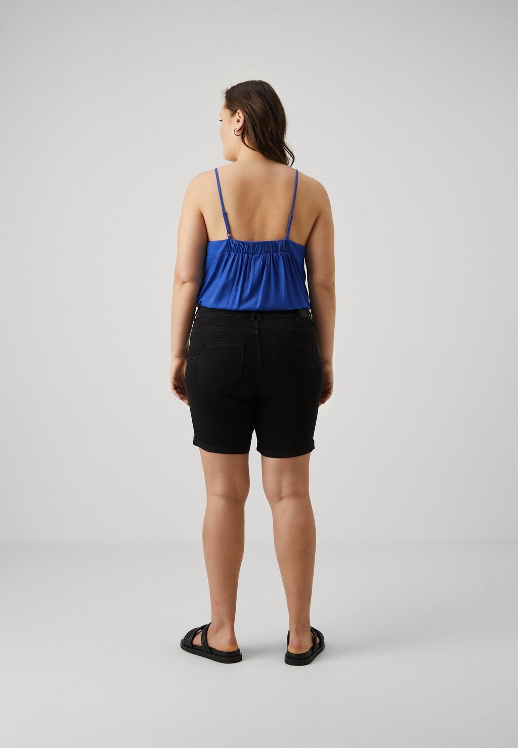 

Джинсовые шорты VMCLUNA FOLD Vero Moda Curve, черный