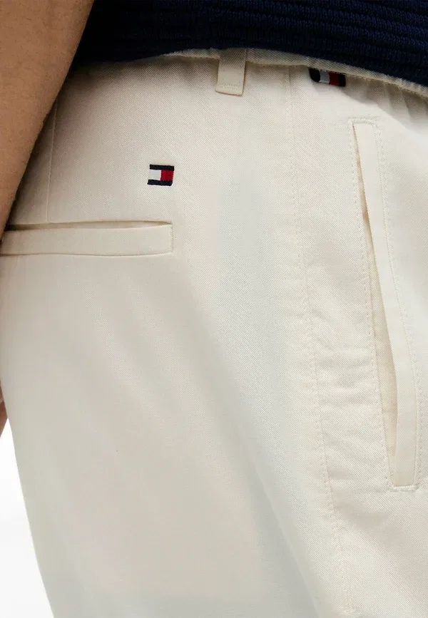 Брюки Tommy Hilfiger, цвет слоновая кость — фото 4