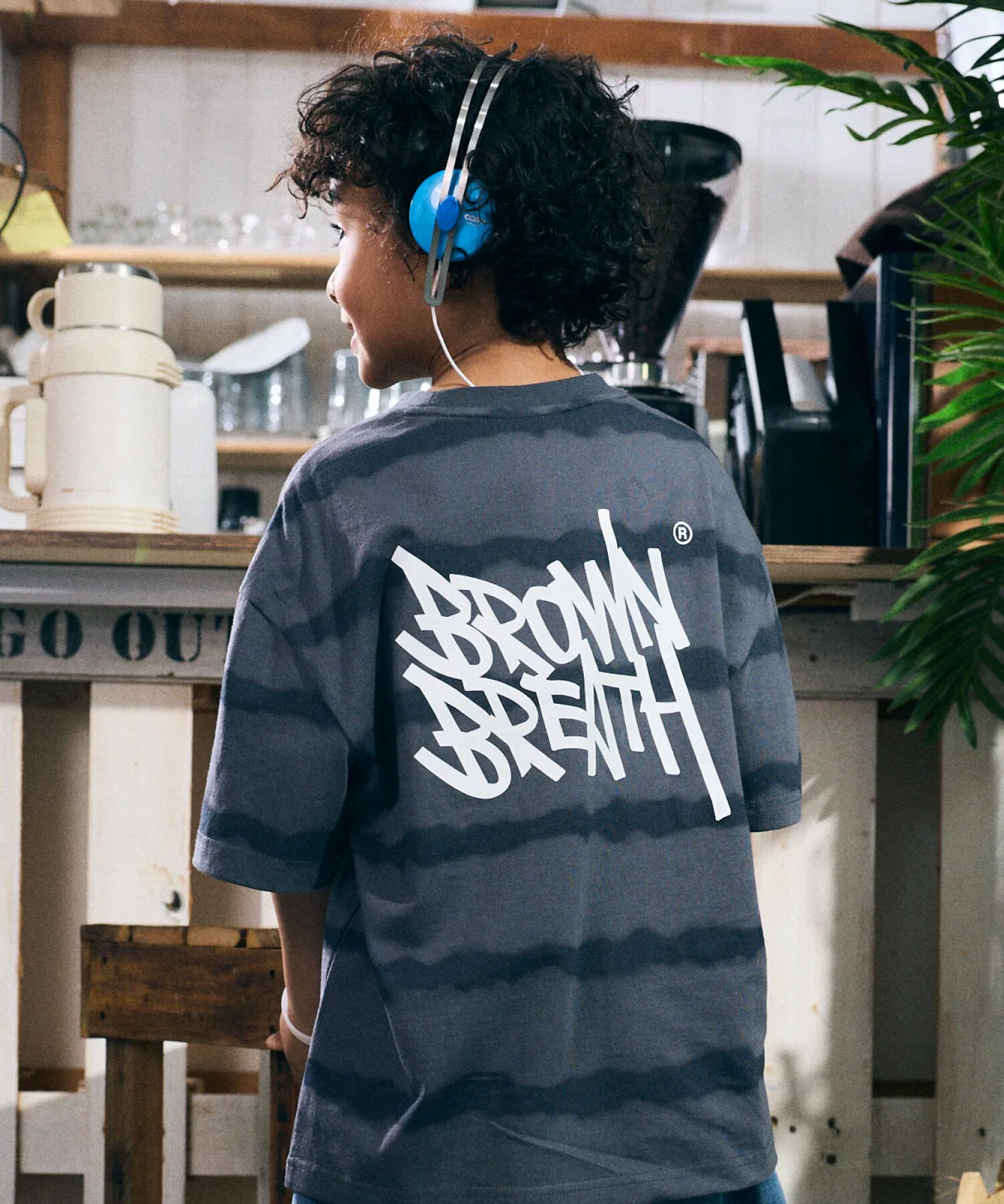 Детская футболка с окрашенными полосками и биркой тёмно-серая от Brownbreath Kids