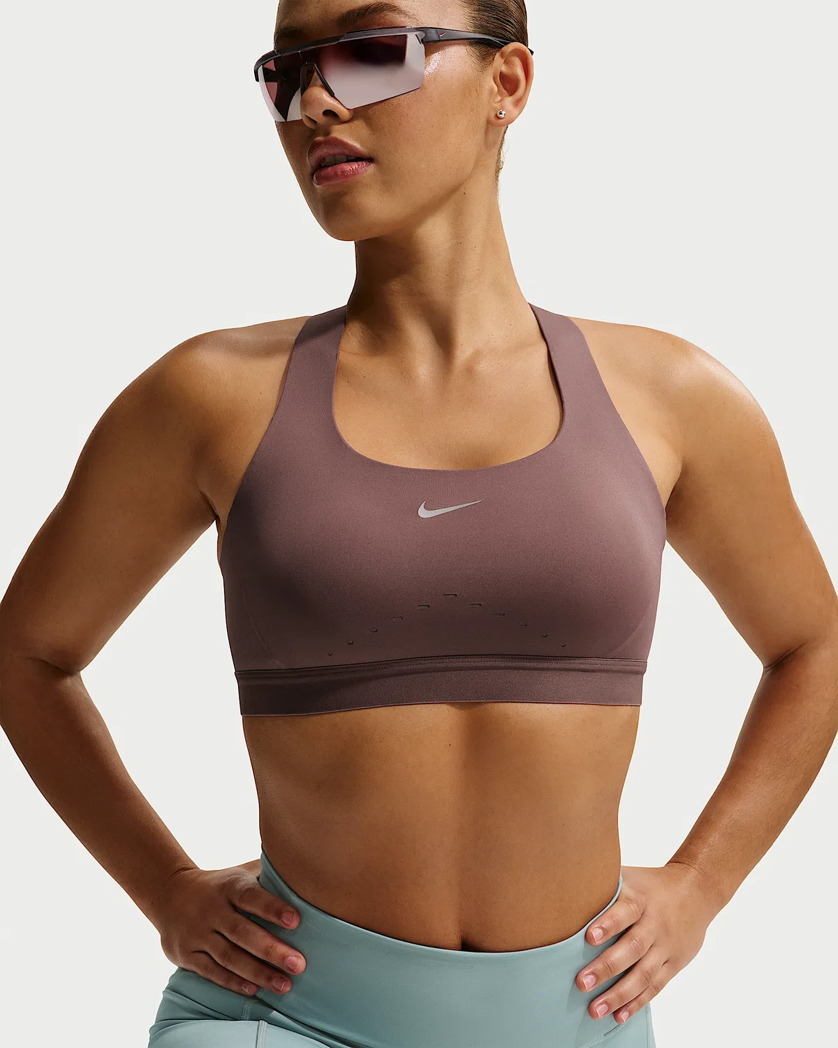Женский спортивный бюстгальтер Nike Swift с высокой поддержкой и легкой подкладкой, Tattoo/Silver — фото 3