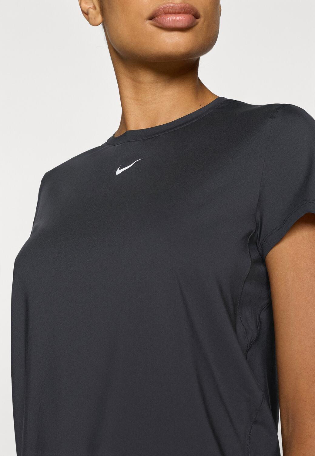 NIKE Футболка Performance 'ONE CLASSIC' в черном цвете — фото 2