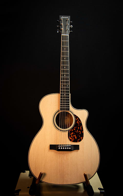 

Акустическая гитара Larrivée OMV-40 with Mahogany, Sitka Spruce & L.R. Baggs Stagepro Element Pickup