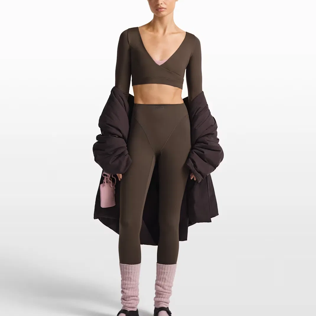 Топ с длинным рукавом матовый женский SKIMS Wrap Nike, NSKM Dark Umber — фото 4