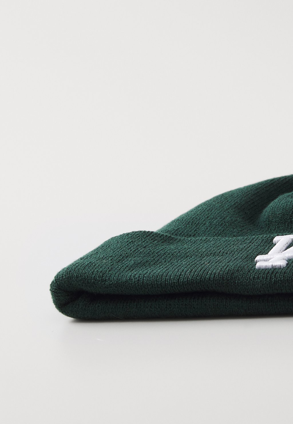 

Шапка LEAGUE ESSENTIAL BEANIE UNISEX New Era, темно-зеленый