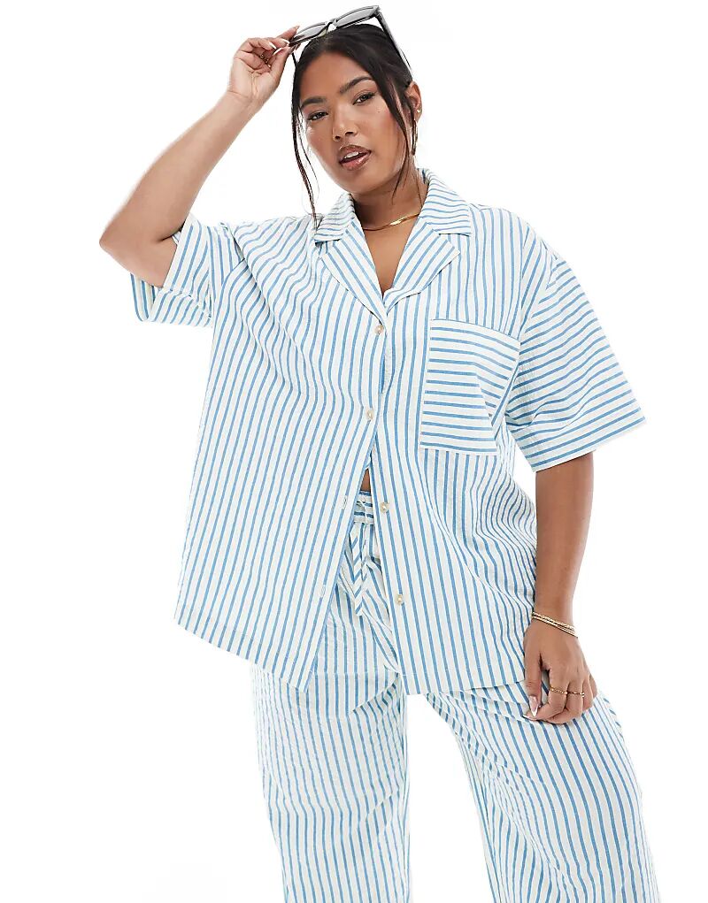 

Рубашка из сирсакера ASOS DESIGN Curve в синюю полоску