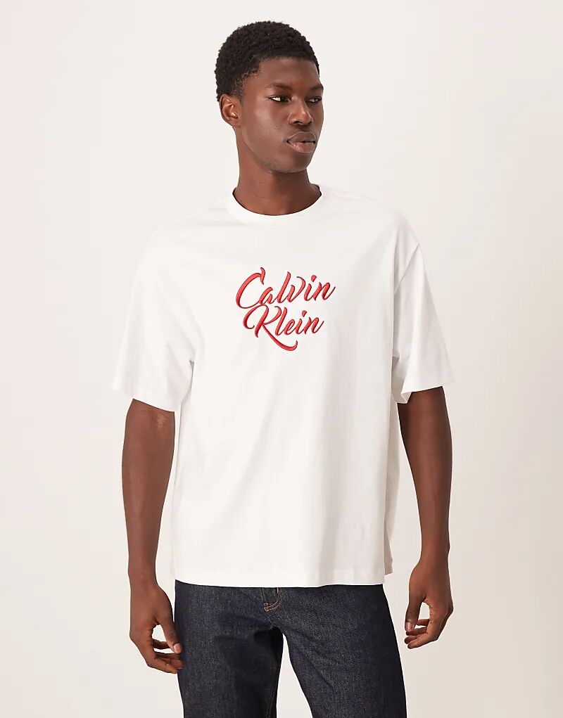 

Футболка Calvin Klein Jeans с крупным графическим принтом в белом и красном цветах