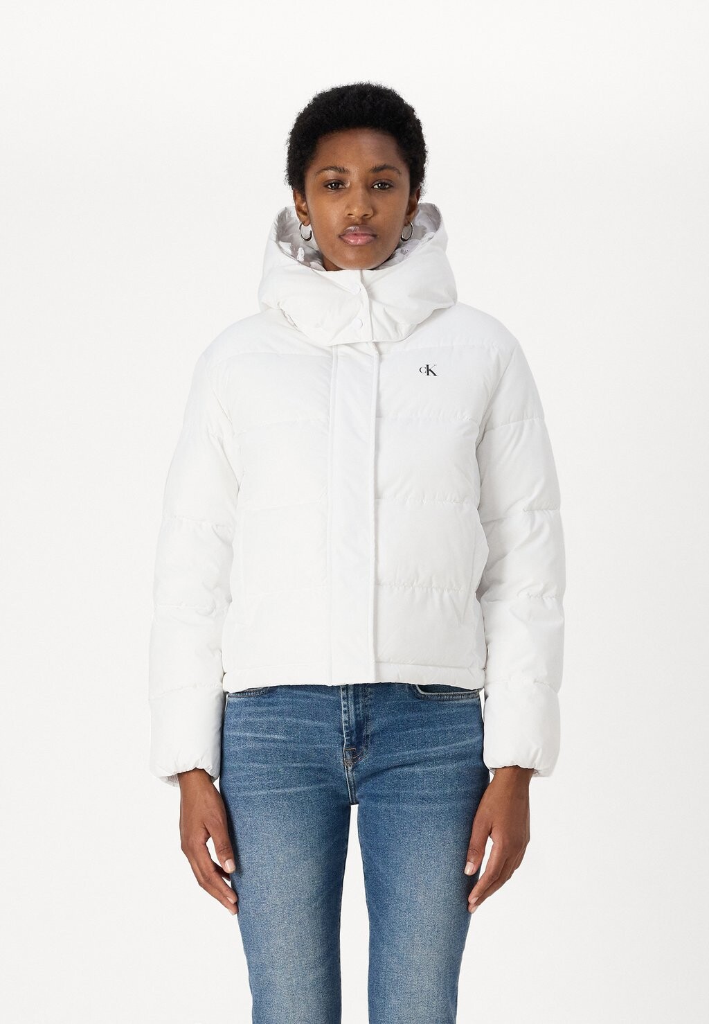 

Зимняя куртка MATTE MONOLOGO PUFFER SHORT Calvin Klein, белый