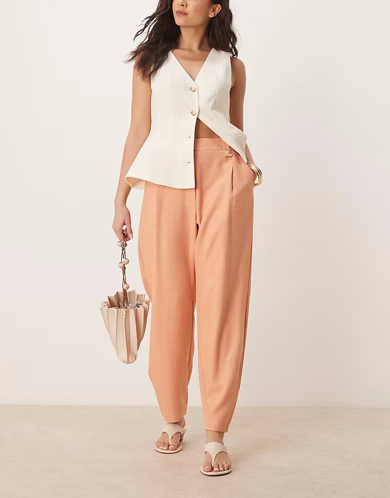 

Строгие фактурные брюки-бочки ASOS DESIGN с хлястиками абрикосового цвета