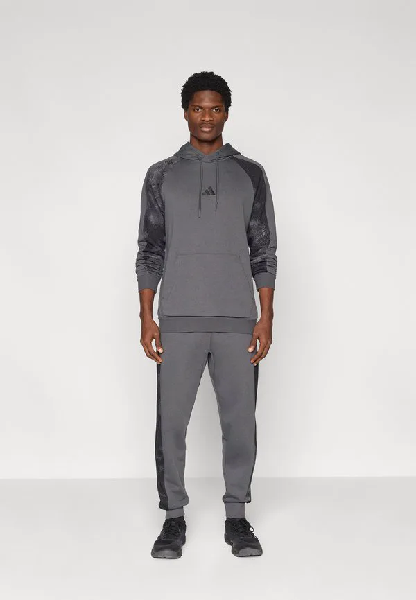 Спортивные штаны с камуфляжным принтом Adidas Sportswear, Grey Six/Multicolor — фото 2