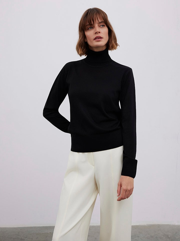 

BGN Черный свитер с высоким воротником