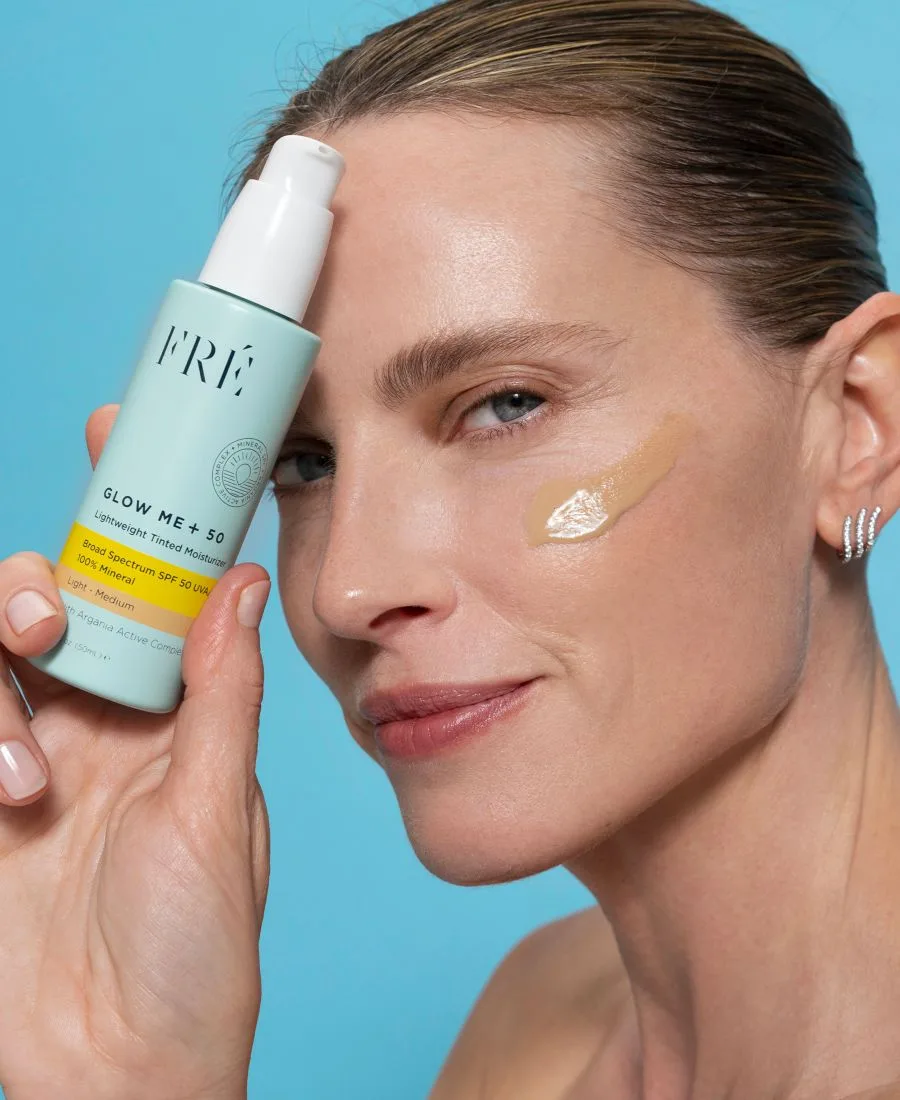 GLOW ME + 50 Легкий тонирующий увлажняющий крем с минеральными частицами, SPF 50, 1,69 унции FRE, светлый-- medium — фото 2