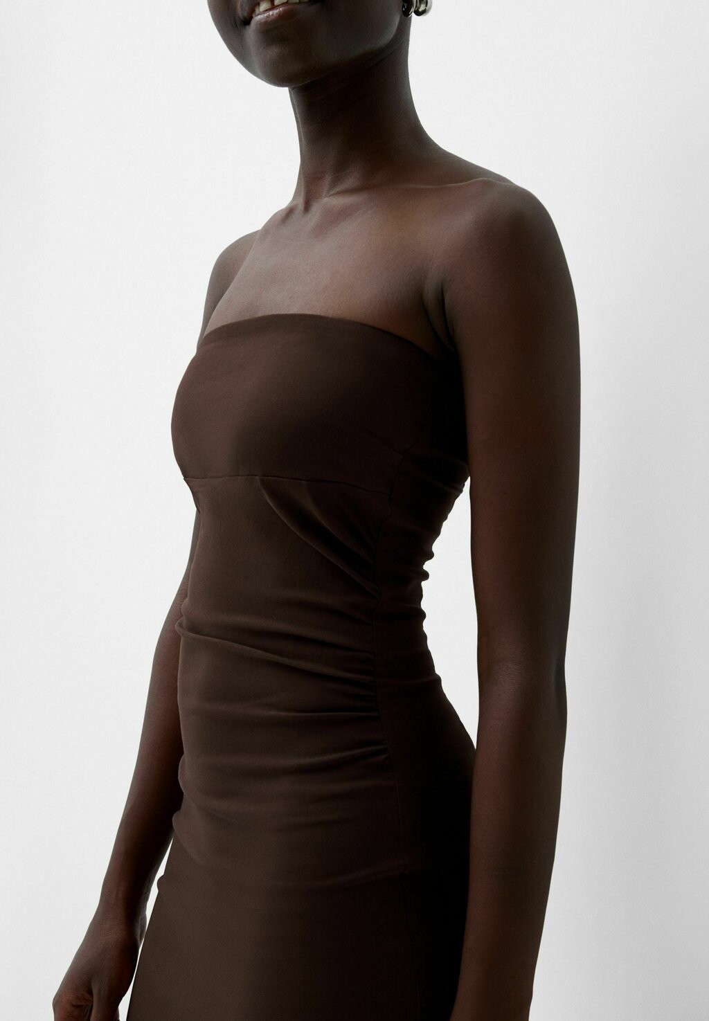

Платье-футляр BANDEAU MIDI Bershka, темно-коричневый