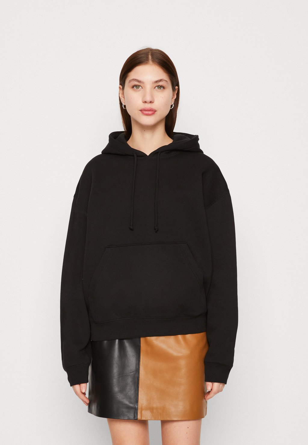 

Толстовка ESSENCE STANDARD HOODIE Weekday, черный