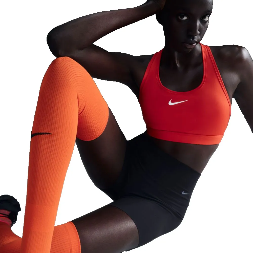 

Спортивный бюстгальтер Nike Swoosh Medium Impact Sports Bra, оранжевый