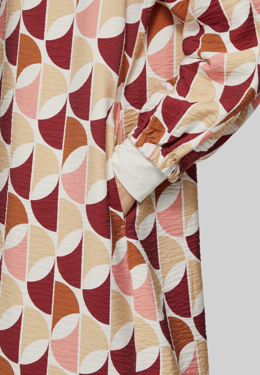 

Повседневное платье MIT ALL-OVER-PRINT UND SEITLICHEN EINGRIFFTASCHEN s.Oliver, красный