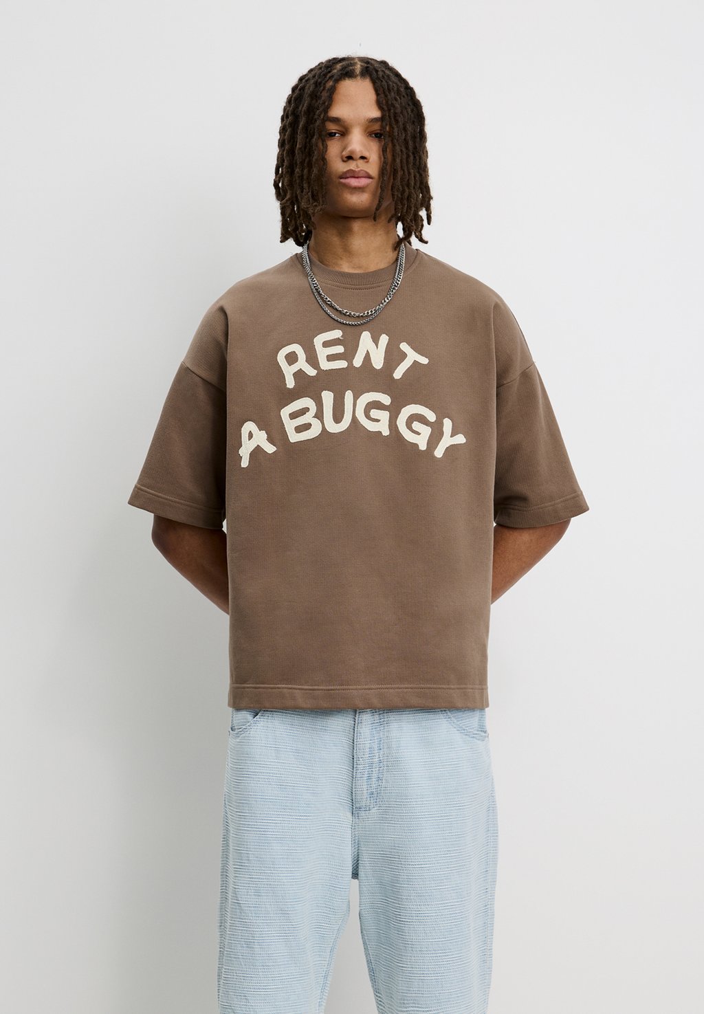 

Футболка с принтом RENT A BUGGY SHORT SLEEVE PULL&BEAR, коричневый