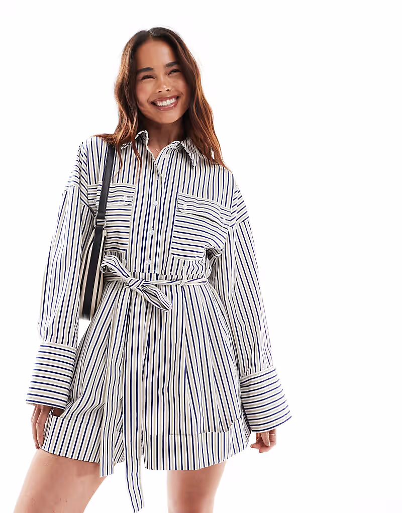

Строгие шорты ASOS DESIGN с блузоном поверх рубашки в синюю полоску