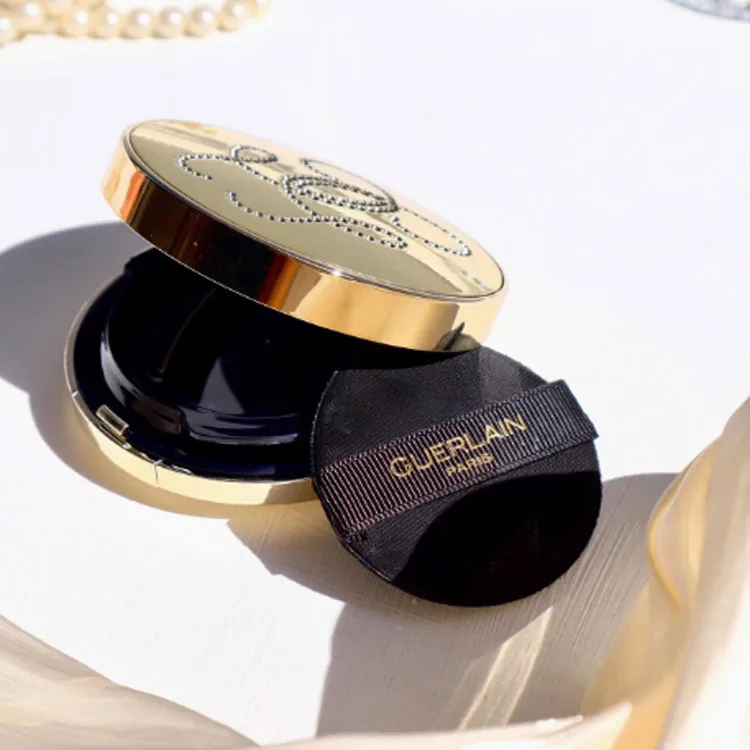 GUERLAIN Набор для макияжа с кушоном и помадой Queen Crown Shell, Three-Piece Set: Radiant Gemstone Satin Lipstick #03+Diamond Crown Case+Golden Diamond Refining Cushion Liquid Foundation #00N — фото 3