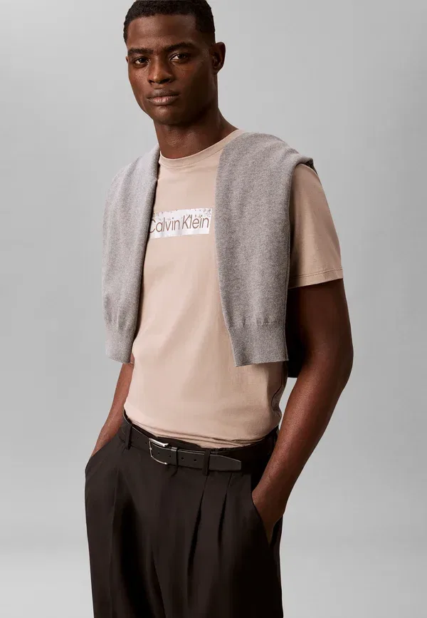 Футболка с принтом Calvin Klein, цвет жареный кешью — фото 3