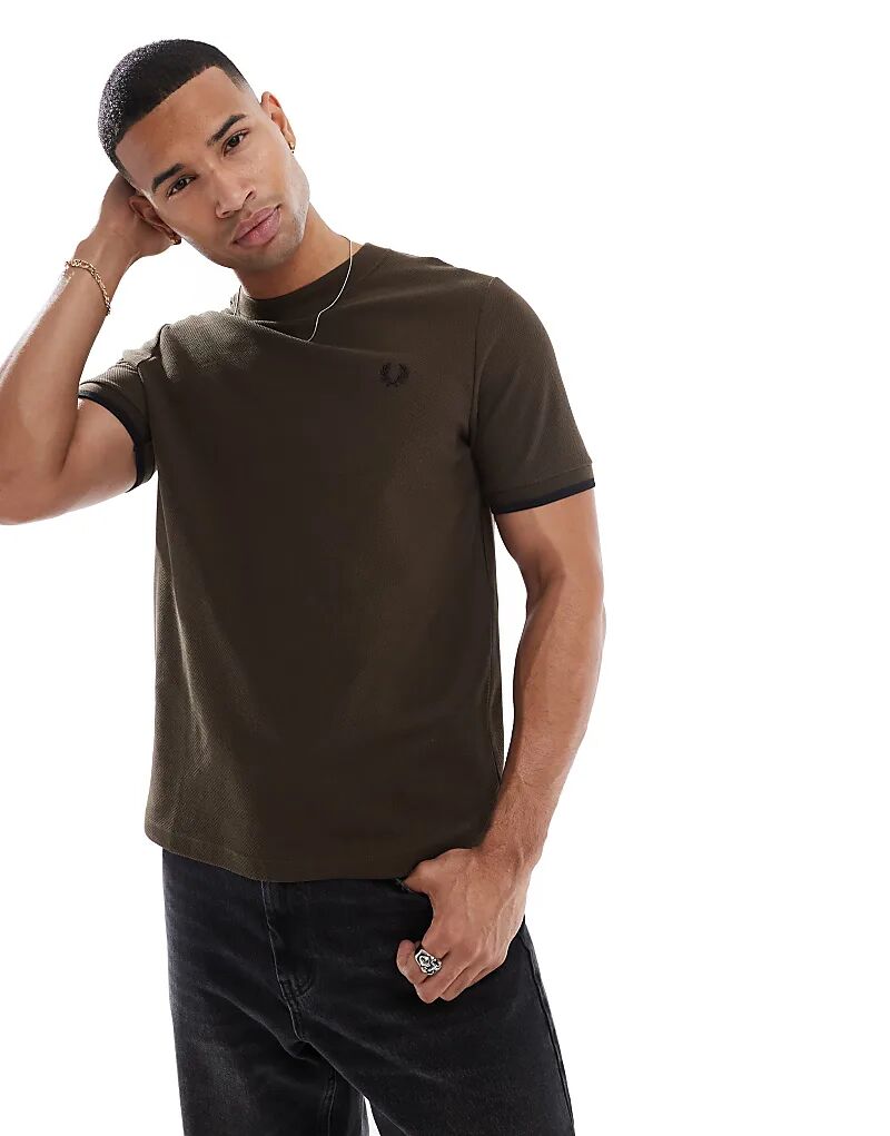 

Футболка из коричневого пике с манжетой на рукаве Fred Perry