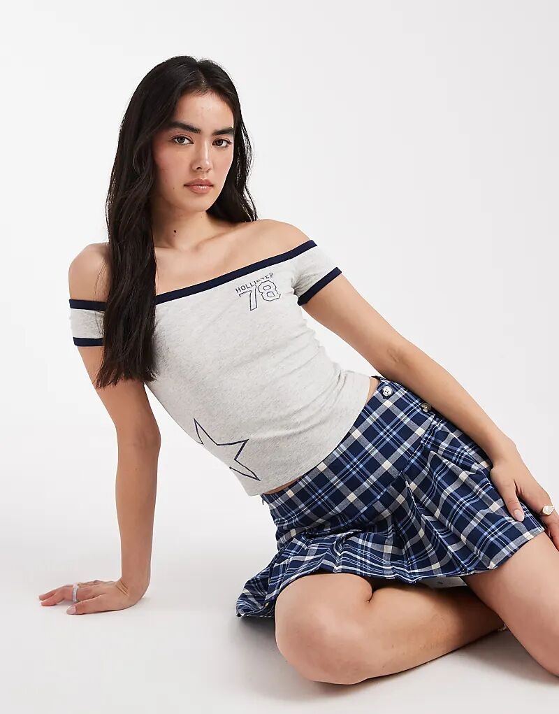 

Серый топ Hollister с открытыми плечами и графическим принтом