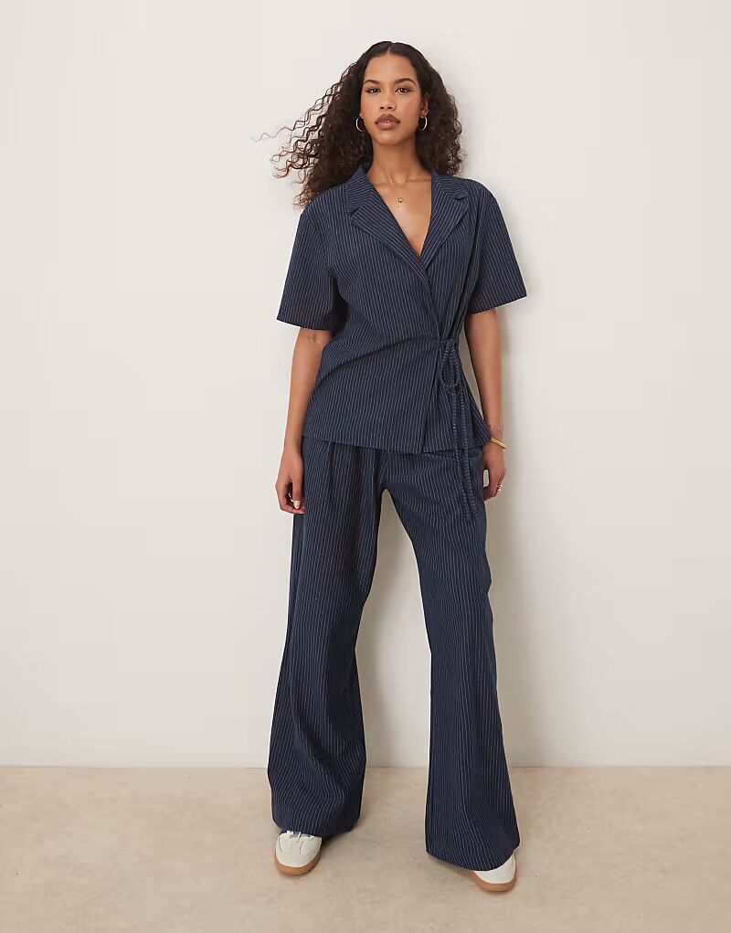 

Широкие джинсы ASOS DESIGN черного цвета с потертостями