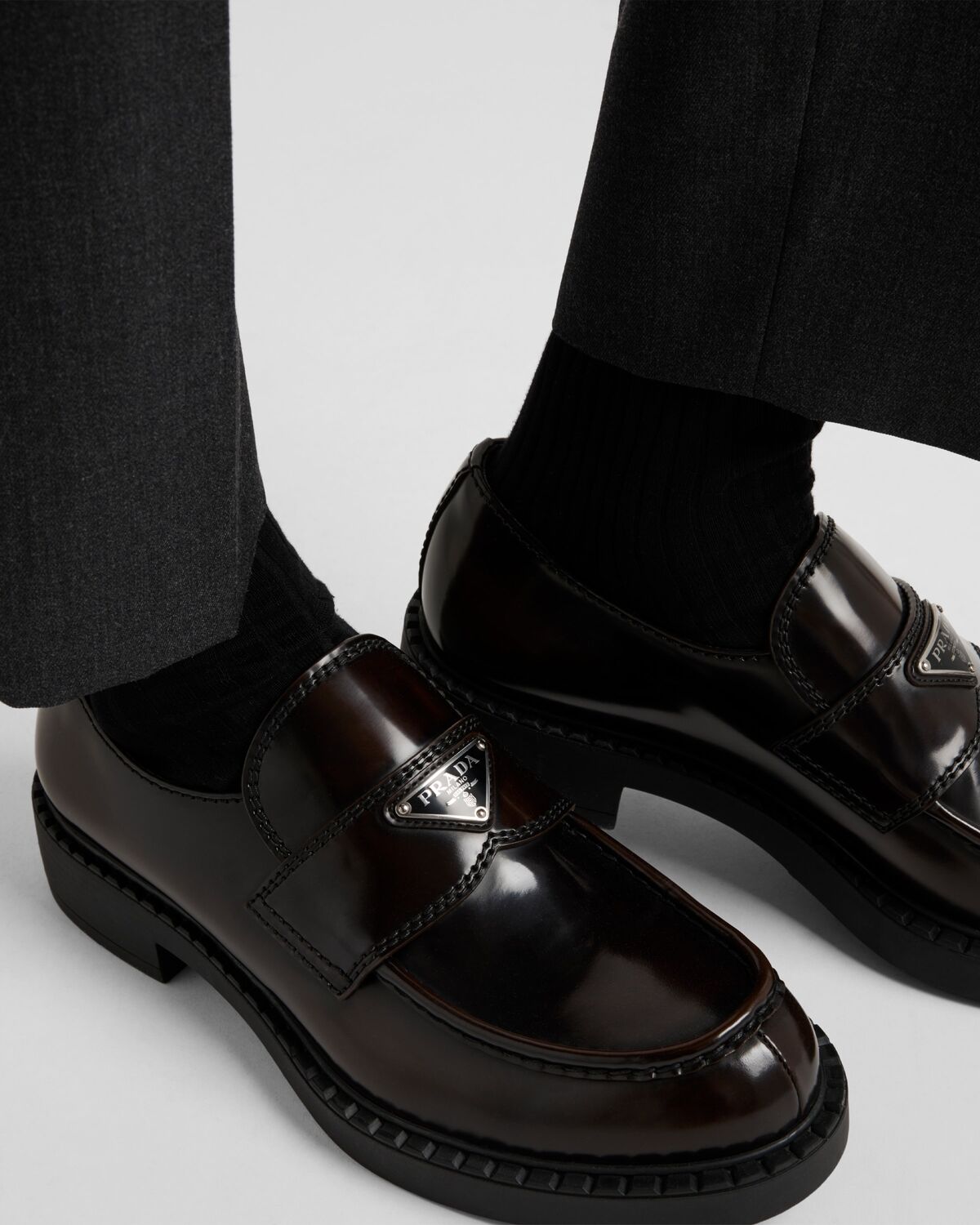 Лоферы из шоколадной полированной кожи Prada, коричневый — фото 3